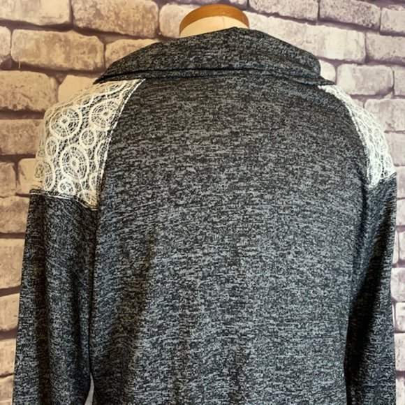 Ivy Ridge Black & Gray Top W/ lace Detail - Picture 9 of 11